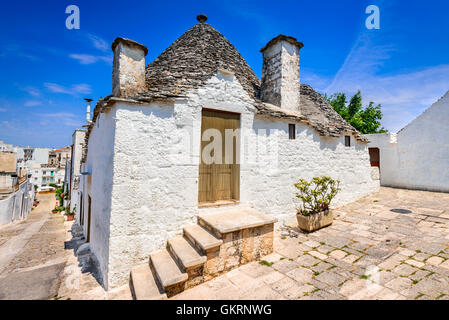Alberobello, Italien, Apulien. Einzigartigen Trulli Häuser mit konischen Dächern. Trullo, ist eine traditionelle apulische trocken Steinhütte. Stockfoto