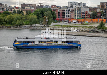 Ein Vancouver Public Transport Sea Bus genannt Burrard Pacific Breeze über Vancouver Hafen Links North Vancouver nach Vancouver Stockfoto