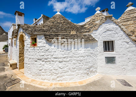 Alberobello, Italien, Apulien. Einzigartigen Trulli Häuser mit konischen Dächern. Trullo, ist eine traditionelle apulische trocken Steinhütte. Stockfoto
