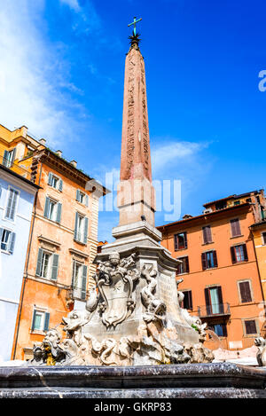 Rom, Italien. Nachtaufnahme mit ägyptischen Obelisken in Rotonda Platz, dem Herzen der italienischen Hauptstadt. Stockfoto