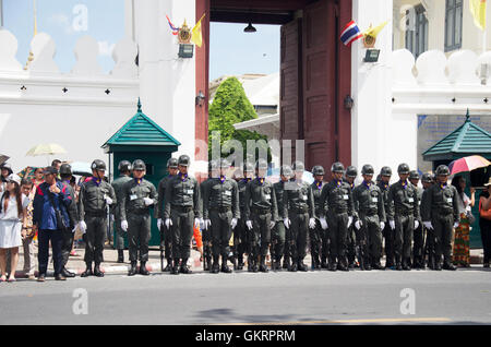 King (Queen) Garde-Regiment Soldaten stehen in Reihe an Vorderseite des Wat Phra Kaeo Tempel des Smaragd-Buddha am 7. Juli 2016 in Stockfoto