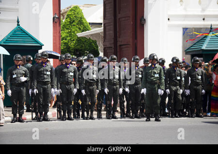 King (Queen) Garde-Regiment Soldaten stehen in Reihe an Vorderseite des Wat Phra Kaeo Tempel des Smaragd-Buddha am 7. Juli 2016 in Stockfoto