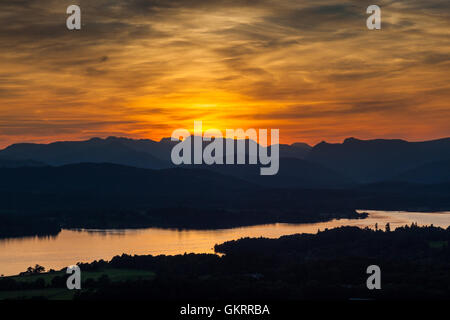 Sonnenuntergang über Windermere zum Old man of Coniston und den Langdale Pikes, von Orrest Head, Windermere, Cumbria Stockfoto