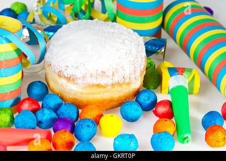 Donuts mit bunten Feier Elemente Stockfoto