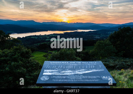 Sonnenuntergang über Windermere zum Old man of Coniston und den Langdale Pikes, von Orrest Head, Windermere, Cumbria Stockfoto