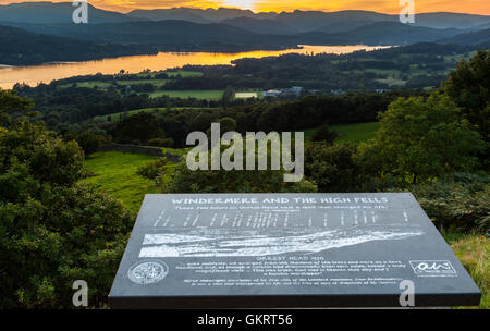 Sonnenuntergang über Windermere zum Old man of Coniston und den Langdale Pikes, von Orrest Head, Windermere, Cumbria Stockfoto