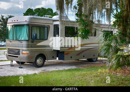 Vorder- und Seitenansicht Ansicht von 32ft Klasse A Wohnmobil mit Slideouts in einem Park in Florida Stockfoto