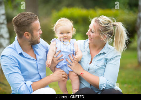 Porträt einer Familie mit Eltern und Babymädchen Stockfoto