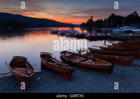 Sonnenuntergang über Windermere, von Bowness aus gesehen auf Windermere, Lake District, Cumbria Stockfoto