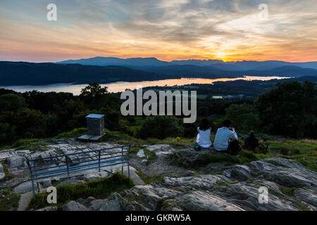 Sonnenuntergang über Windermere zum Old man of Coniston und den Langdale Pikes, von Orrest Head, Windermere, Cumbria Stockfoto