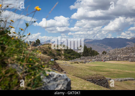 Cusco, Peru - 14 Mai: Blick auf die Statue Cristo Rey in Cusco aus der antiken Stätte von Saqsaywaman. 14. Mai 2016, Cusco Peru. Stockfoto