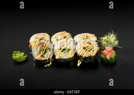 Köstliche Set japanische Sushi-Rollen. Kombu dekoriert mit wasabi Stockfoto