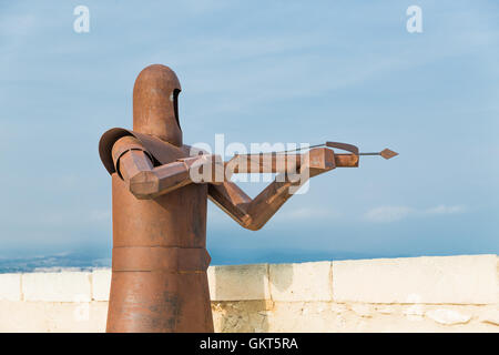 Metall-Skulptur des Kriegers in die Burg Santa Bárbara Stockfoto