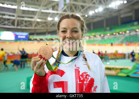 Datei Foto datiert 16.08.2016 Großbritanniens Katy Marchant Posen mit ihre Medaille nach dem Gewinn der Bronzemedaille im Sprint der Frauen. Stockfoto