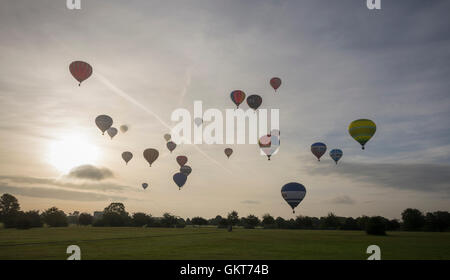 Am frühen Morgen Masse Besteigung des Ballons Drift über die tiefen in Bristol. Stockfoto