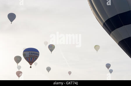 Am frühen Morgen Masse Besteigung des Ballons Drift über die tiefen in Bristol. Stockfoto