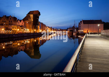 Stadt Danzig in Polen bei Nacht, Skyline der Altstadt, Promenade Promenade entlang Mottlau Stockfoto
