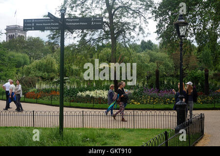 Ein Wegweiser und Touristen in St James Park im Frühling, London Stockfoto