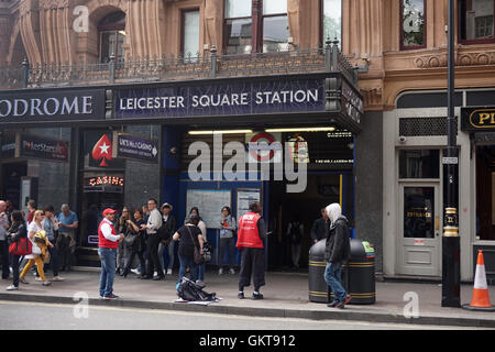 Der Eingang zum Leicester Square, London Stockfoto