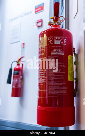 Ein paar rote Hydranten / Feuerlöscher in einem öffentlichen Gebäude Stockfoto