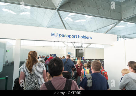 Terminal am Flughafen Stansted, Essex, London. Kontrolle der Einwanderung-Grenze. Stockfoto