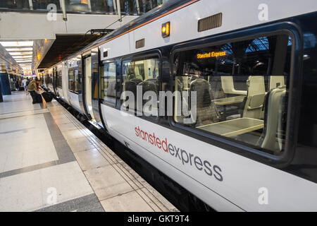 Stansted Express-Zug vom Flughafen Stansted zur Liverpool Street, London, England. Stockfoto