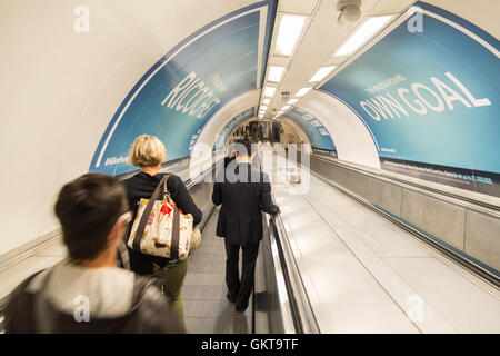 Pendler auf Gehweg, vorbei, Plakat, Anzeige, Plakat, auf dem Weg zur U-Bahn Station Bank für Bank-Waterloo line, London. London, finanziell, Bezirk, Stadt, Stockfoto