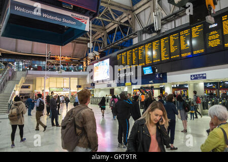 Halle am Bahnhof Waterloo, London, England. Riesige Zeitplan als Passagiere warten auf ihre Plattform bekannt gegeben. Stockfoto