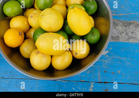 Zitronen und Limetten in Metallschale Stockfoto