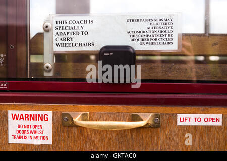 Schmalspurbahn Zugang für Rollstuhlfahrer behindertengerechte Beförderung. Norfolk Broads Wroxham England Großbritannien Stockfoto