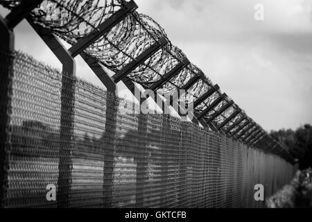 Stacheldrahtzaun von Sperrgebiet Stockfoto