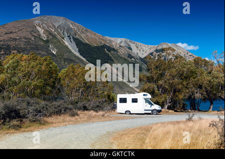 Wohnmobil Wohnmobil am Lake Pearson / Moana Rua Wildlife Refuge befindet sich im Craigieburn Forest Park in Canterbury Region Süd Isla Stockfoto