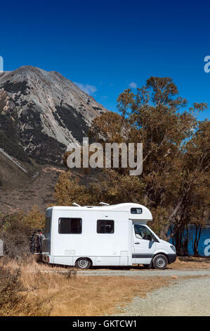 Wohnmobil Wohnmobil am Lake Pearson / Moana Rua Wildlife Refuge befindet sich im Craigieburn Forest Park in Canterbury Region Süd Isla Stockfoto