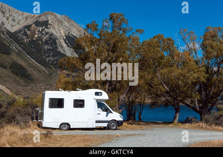 Wohnmobil Wohnmobil am Lake Pearson / Moana Rua Wildlife Refuge befindet sich im Craigieburn Forest Park in Canterbury Region Süd Isla Stockfoto