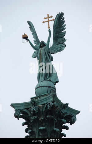 Erzengel Gabriel hält der heilige St.-Stephans-Krone und das apostolische Doppelkreuz. Statue von ungarischen Bildhauer György Zala gekrönt das Millennium-Denkmal in der Heldenplatz in Budapest, Ungarn. Stockfoto