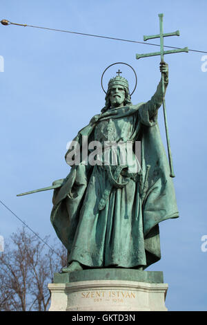 König Stephan i. von Ungarn. Statue von ungarischen Bildhauer György Zala auf dem Millennium-Denkmal in der Heldenplatz in Budapest, Ungarn. Stockfoto