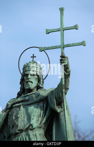 König Stephan i. von Ungarn. Statue von ungarischen Bildhauer György Zala auf dem Millennium-Denkmal in der Heldenplatz in Budapest, Ungarn. Stockfoto