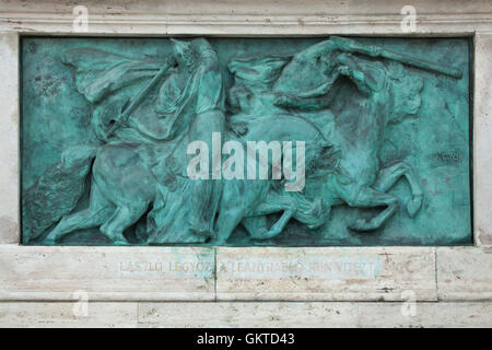 König Ladislaus i. von Ungarn rettet ein Mädchen von einem Cumanian Krieger. Bronzerelief von ungarischen Bildhauer György Zala auf dem Millennium-Denkmal in der Heldenplatz in Budapest, Ungarn. Stockfoto