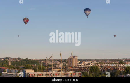 Blick über den Hafen-Bereich, Bristol beim Abend Masse Aufstieg aus der 38. Bristol International Balloon Fiesta Stockfoto