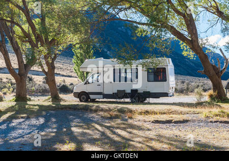 Wohnmobil Wohnmobil am Lake Pearson / Moana Rua Wildlife Refuge befindet sich im Craigieburn Forest Park in Canterbury Region Süd Isla Stockfoto