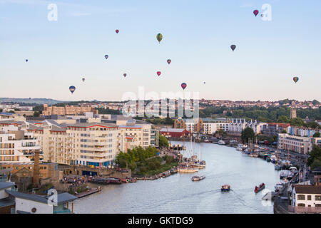 Blick über den Hafen-Bereich, Bristol beim Abend Masse Aufstieg aus der 38. Bristol International Balloon Fiesta Stockfoto