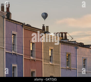 Solar Heißluftballon schwebt über die farbigen Häuser von Cliftonwood, Bristol Stockfoto
