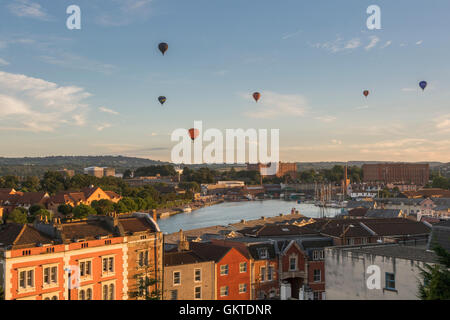 Blick über den Hafen-Bereich, Bristol beim Abend Masse Aufstieg aus der 38. Bristol International Balloon Fiesta Stockfoto