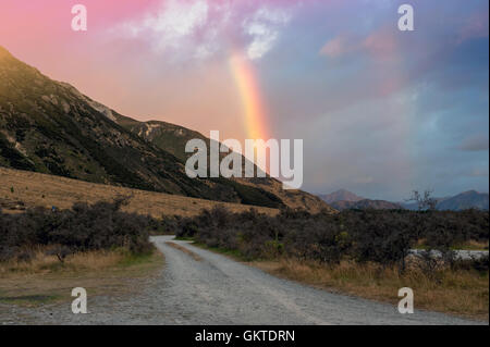 Regenbogen über Berg in der Nähe von Lake Pearson / Moana Rua Wildlife Refuge in Craigieburn Forest Park in Canterbury, Neuseeland Stockfoto