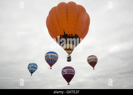 Eine Gruppe von fünf Heißluftballons machen die letzte Abfahrt, auf der 38. Bristol International Balloon Fiesta zu landen Stockfoto