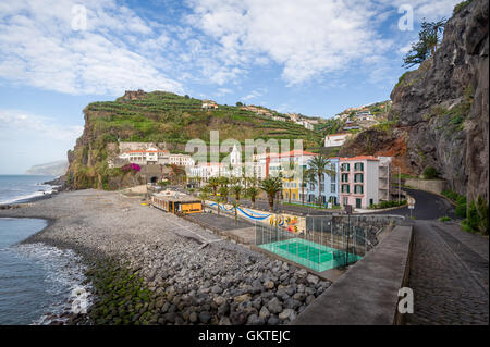 Ponta Sol Stadt mit bunten Häusern, umgeben von rucky Bergen, Madeira. Stockfoto