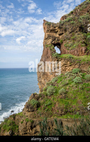 Madeira Insel Südküste Berge und Höhlen in den Felsen. Stockfoto