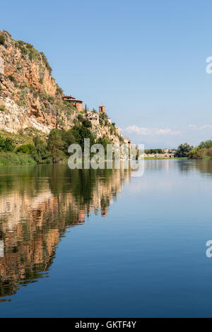 Die Gemeinde Miravet Spiegelung im Ebro Fluss Stockfoto