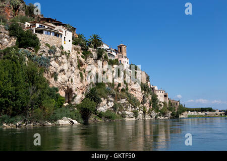 Die Gemeinde Miravet Spiegelung im Ebro Fluss Stockfoto