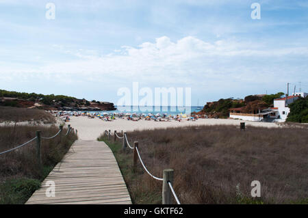 Formentera, Balearen: der hölzerne Pfad zur Cala Saona Beach, gelegen im westlichen Teil der Insel Stockfoto